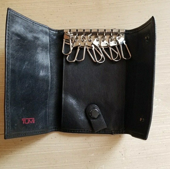 tumi keychain wallet